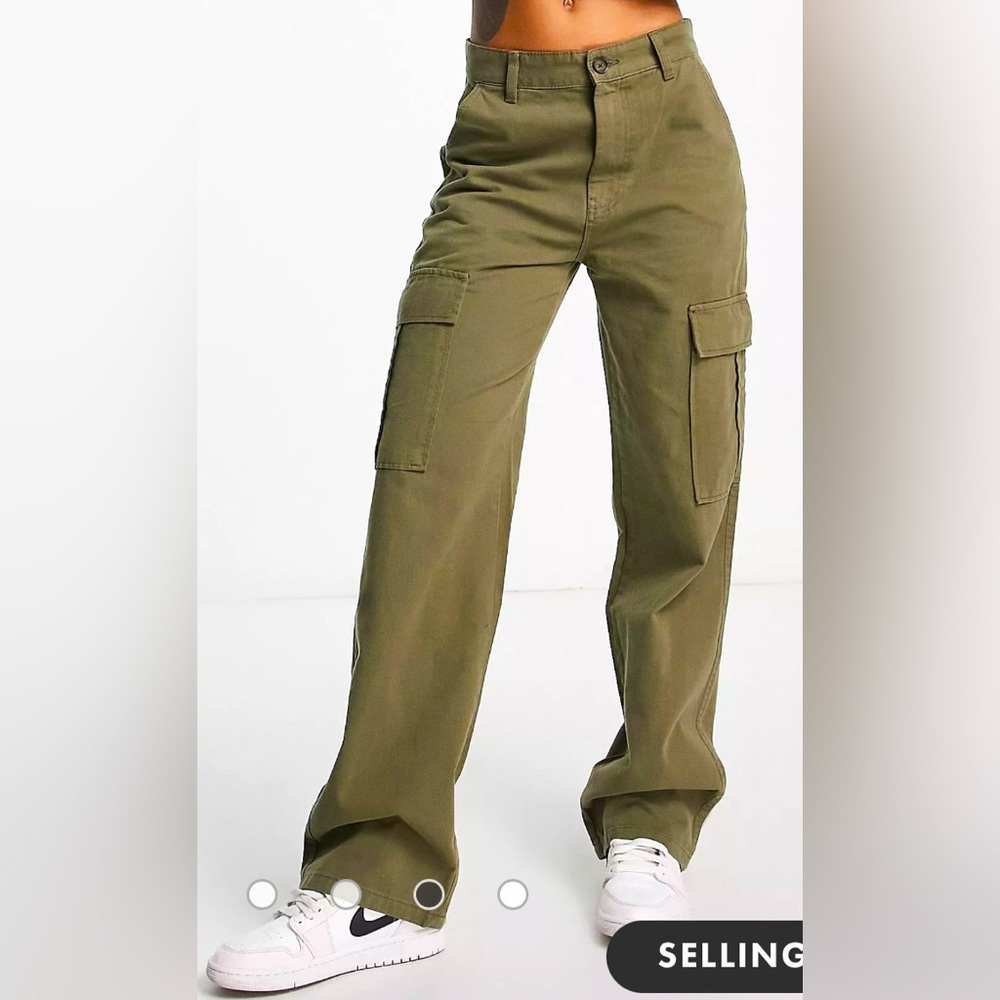 Stradivarius Petite straight leg cargo trouser in Khaki colour